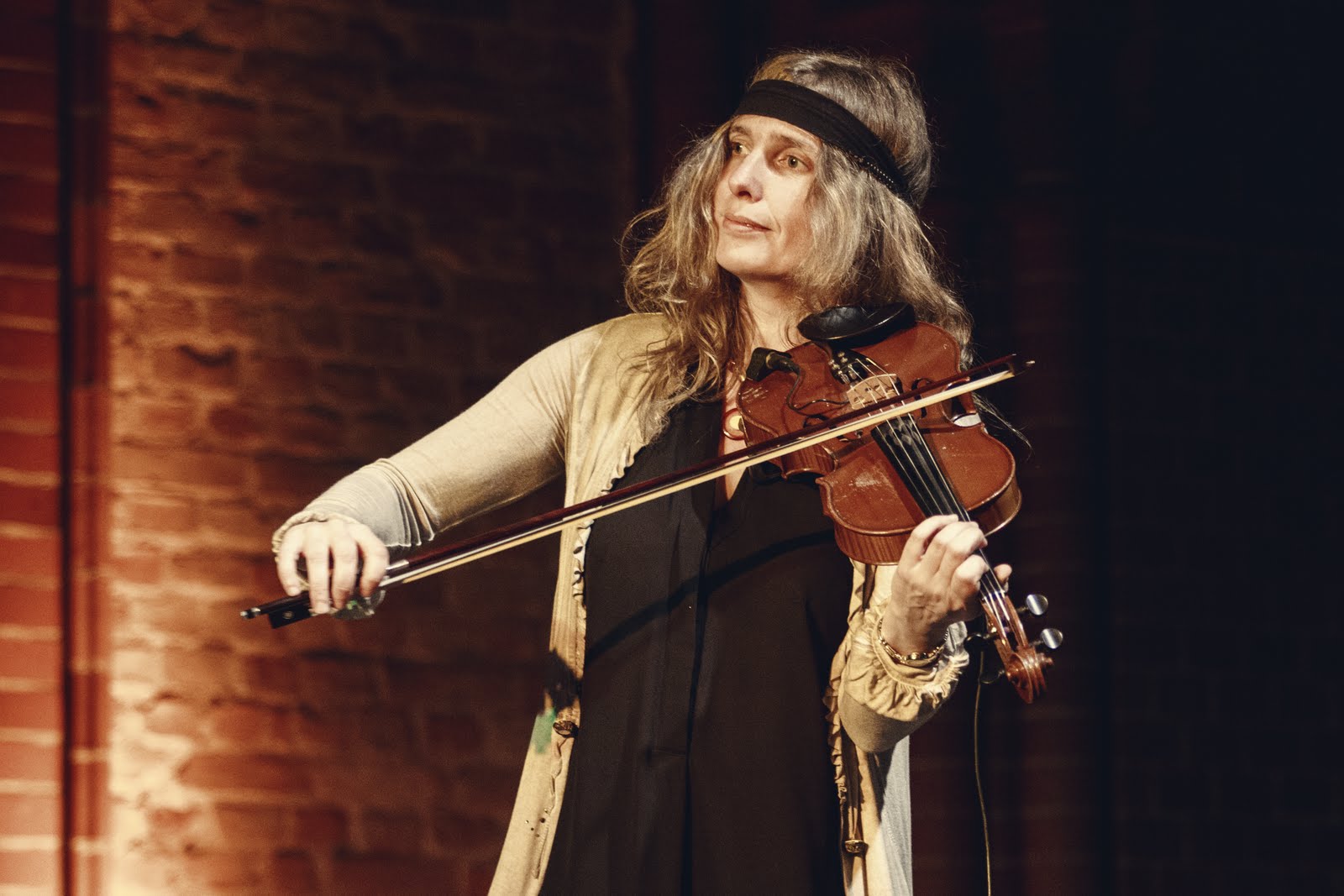 playing music-with hidgi chuan